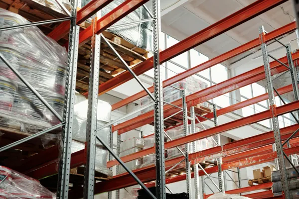 Logistiek magazijn met georganiseerde distributie