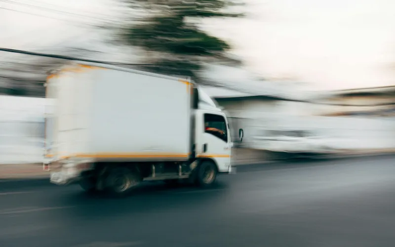 Bestelwagen voor snelle levering op de weg